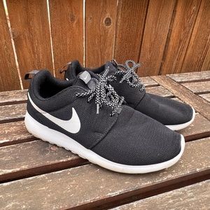 Nike Roshe One Women's Black & White Sneaker - Size 8